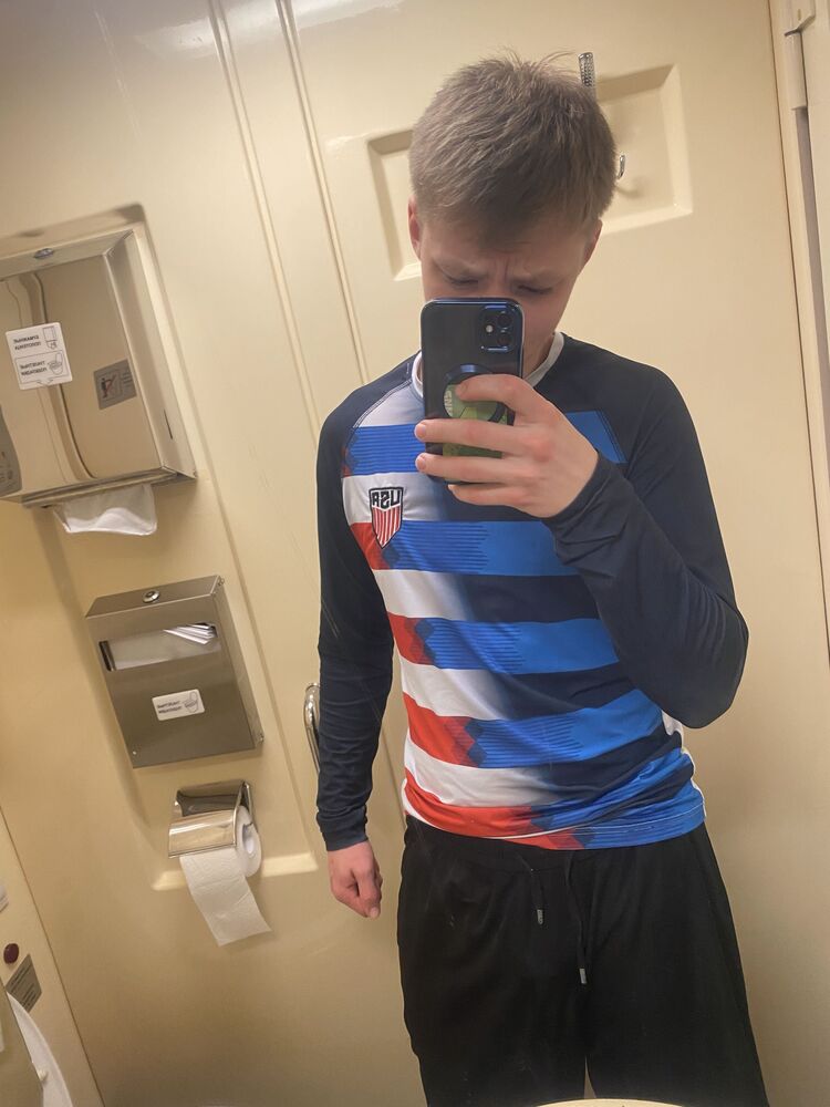  42227636  , 22 ,    