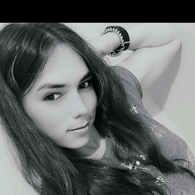  ,   Viktoria, 28 ,   c 