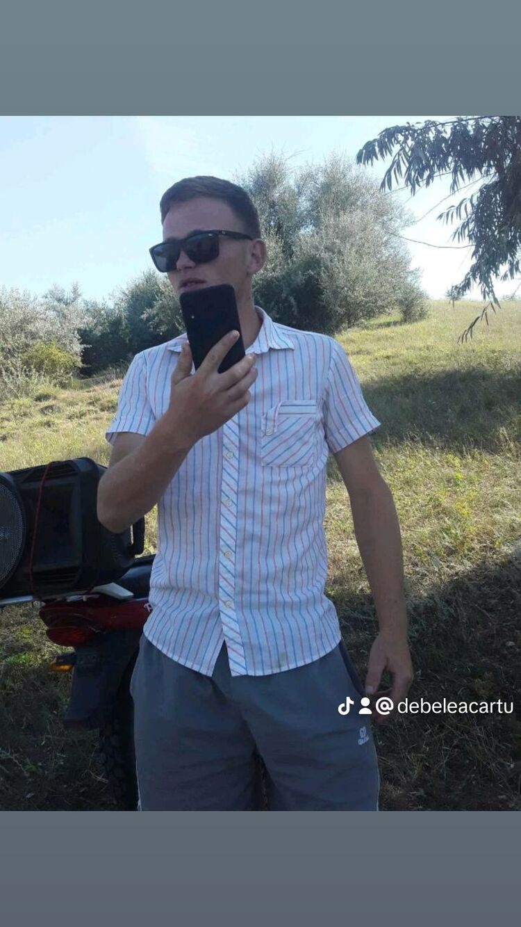  46830526  Artur, 26 ,    