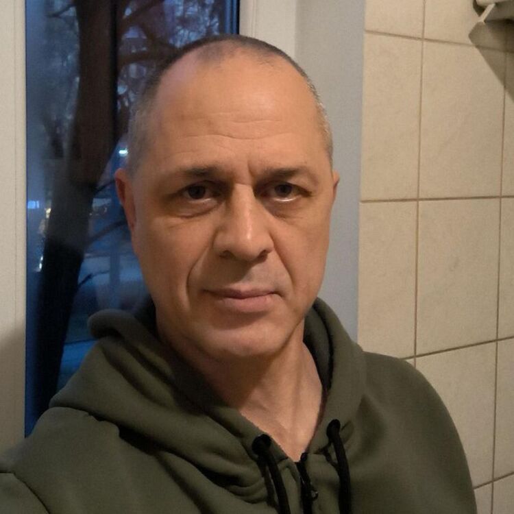  50311496  Eduard, 46 ,    