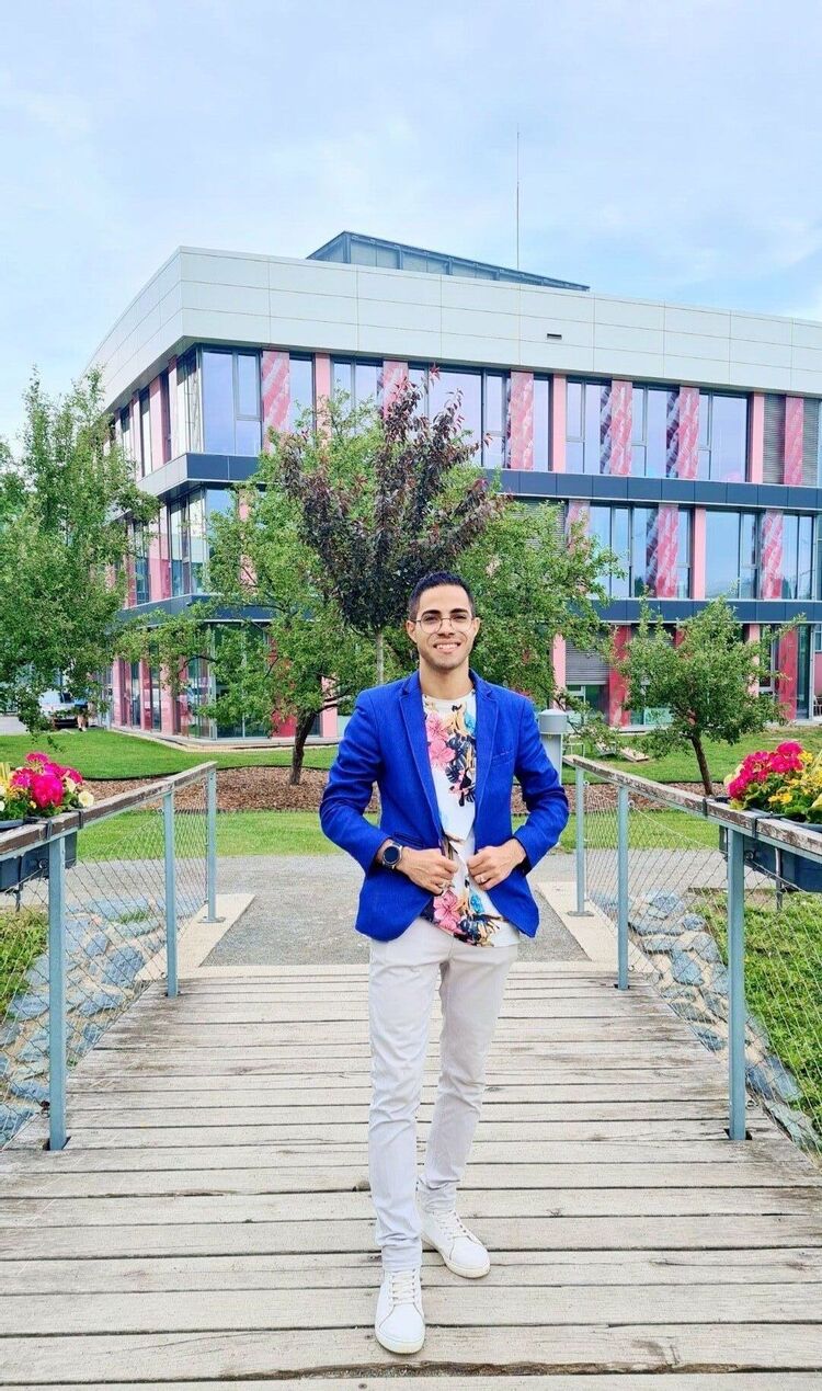  27033846  MALEK, 30 ,    