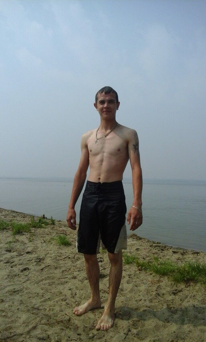  10426406  Artyom, 31 ,    