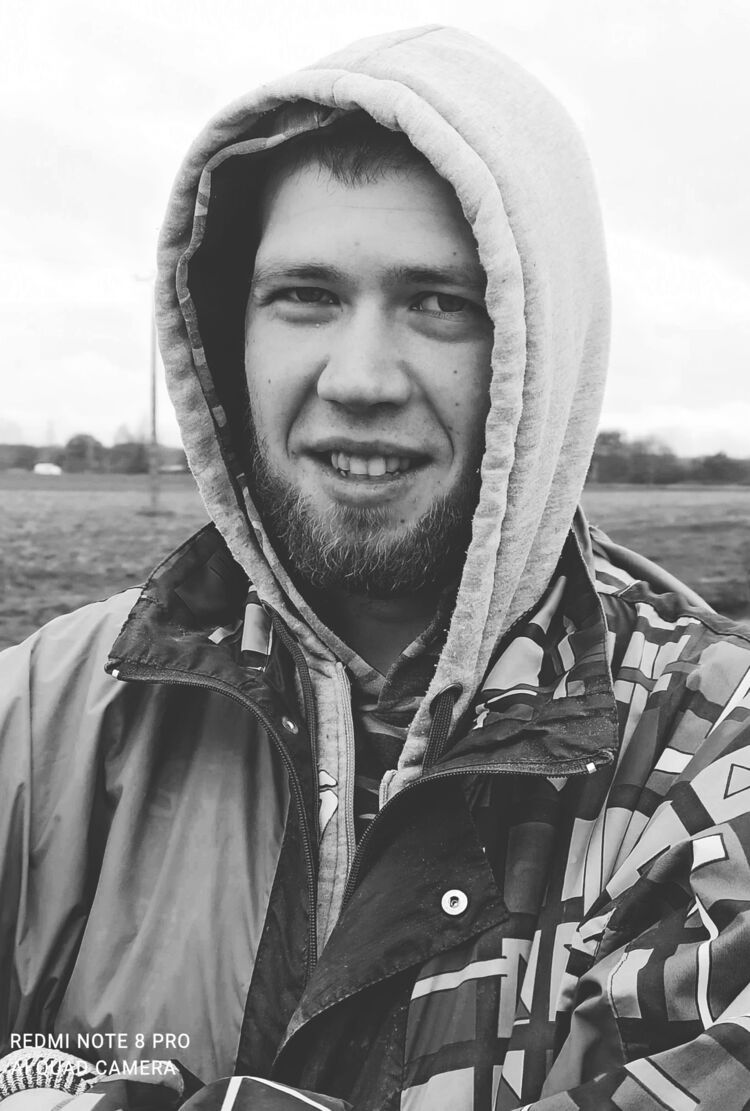  31774286  Artiom, 29 ,    