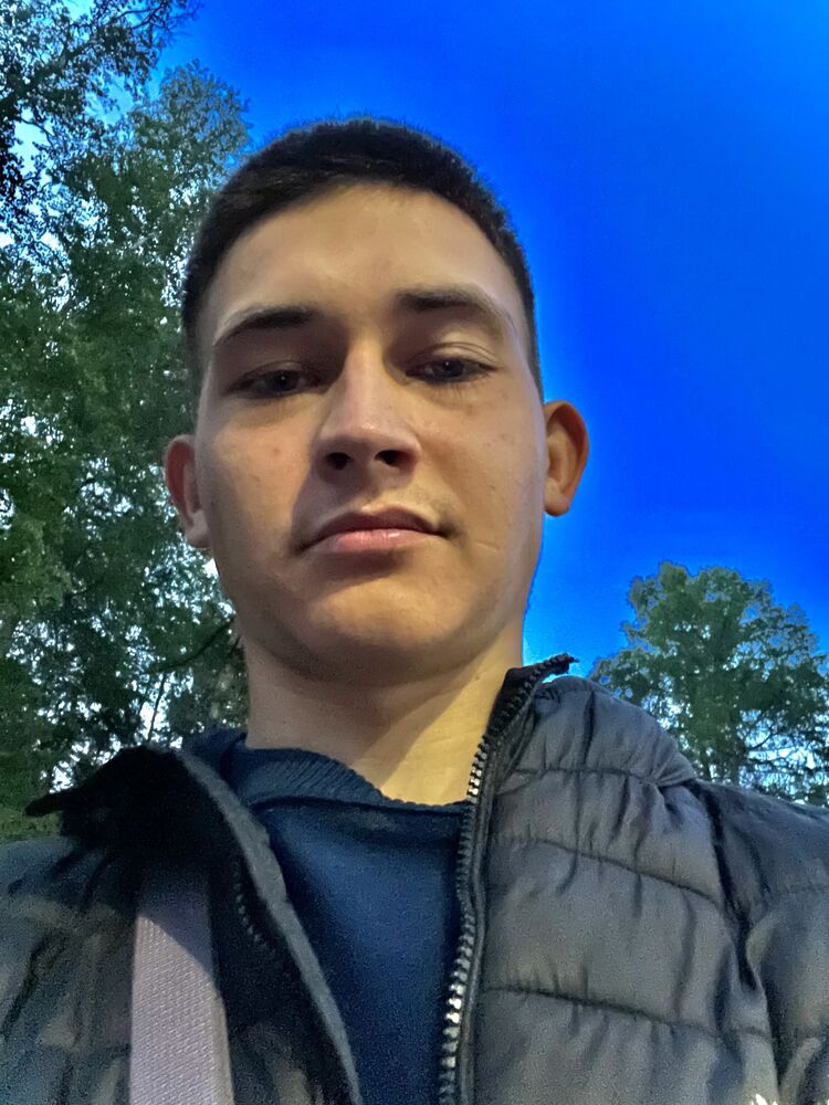  45351396  Eduard, 21 ,    -