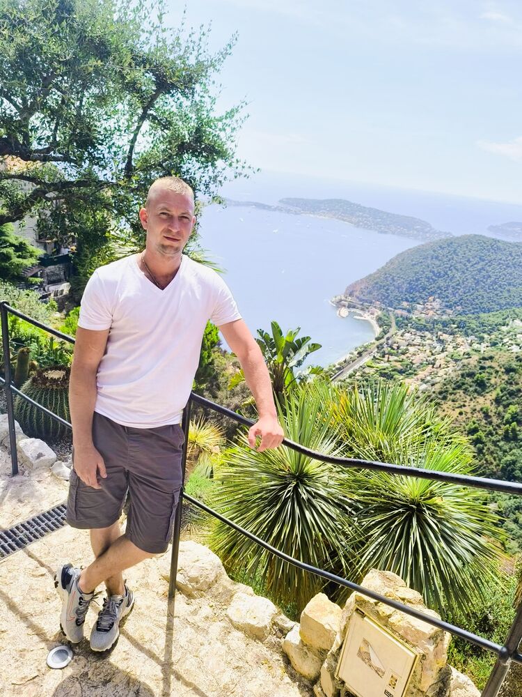  Palais-Bourbon,   Evghenii P, 32 ,   ,   