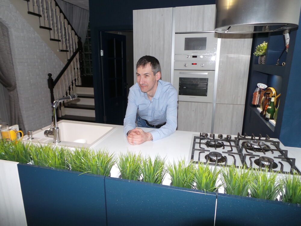  24226106  Anton, 45 ,    