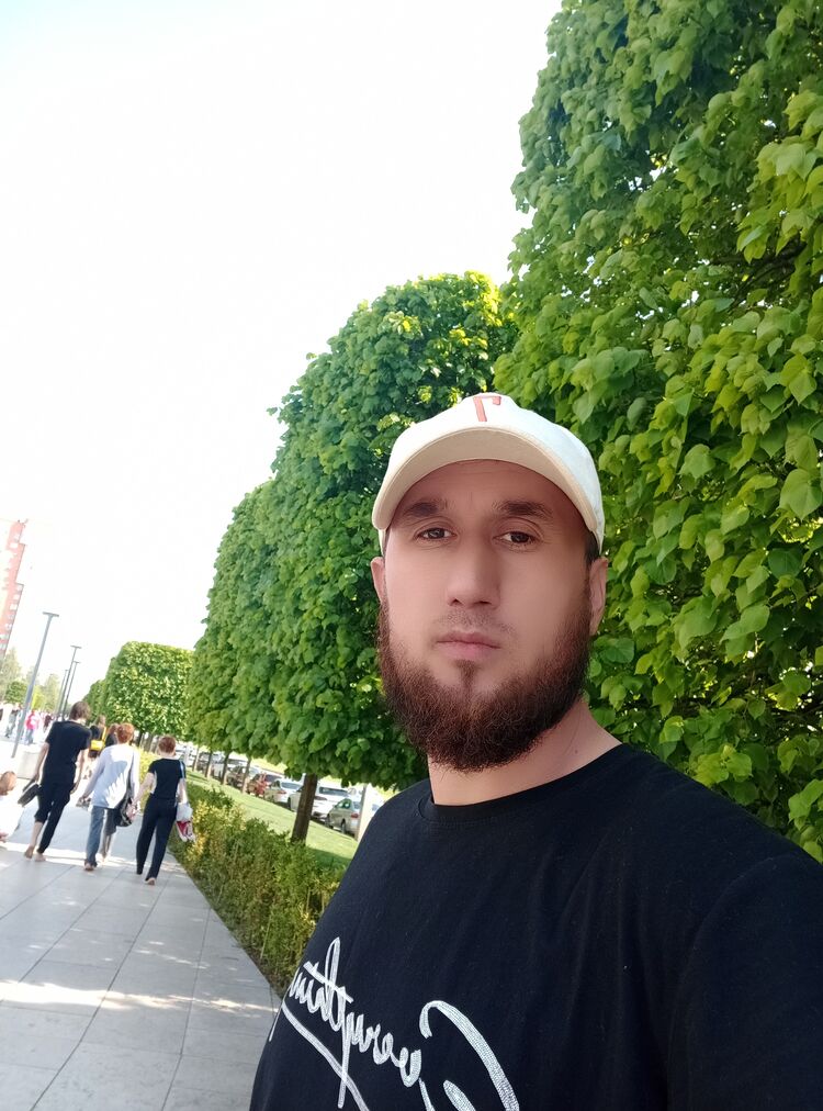  44234946  Azam, 38 ,    Deleted