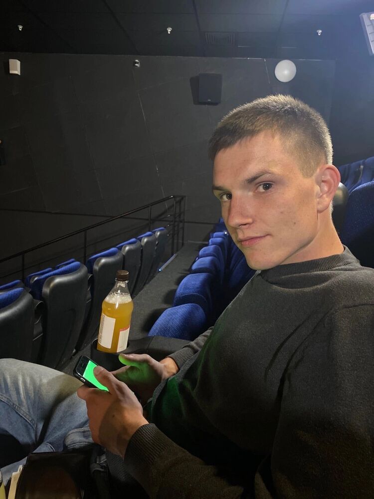  53286856  Anton, 22 ,     