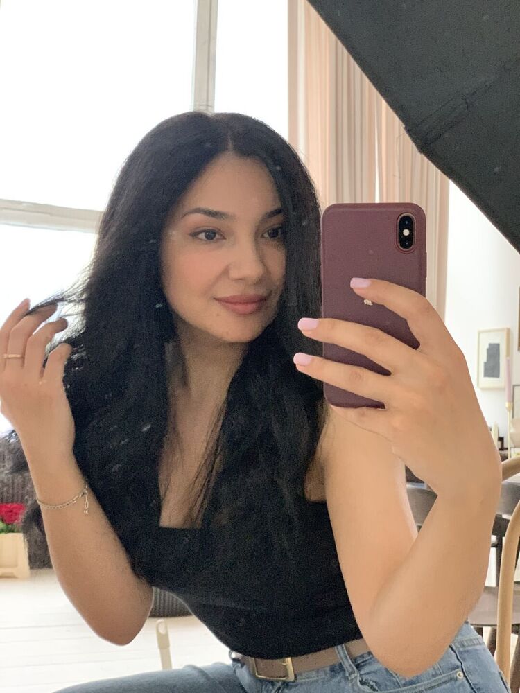  ,   Lola, 27 ,  