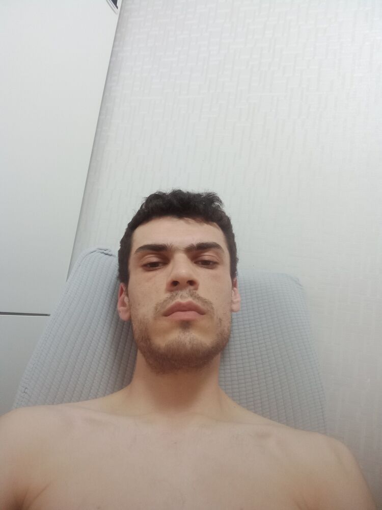  42080396  Robert, 28 ,    