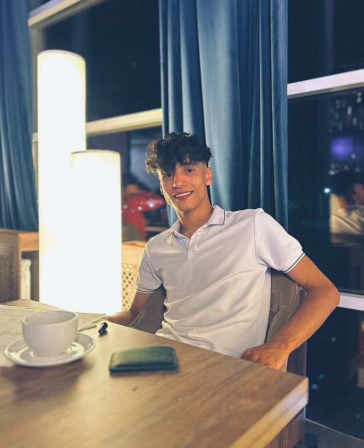  53817266  Adly, 24 ,    