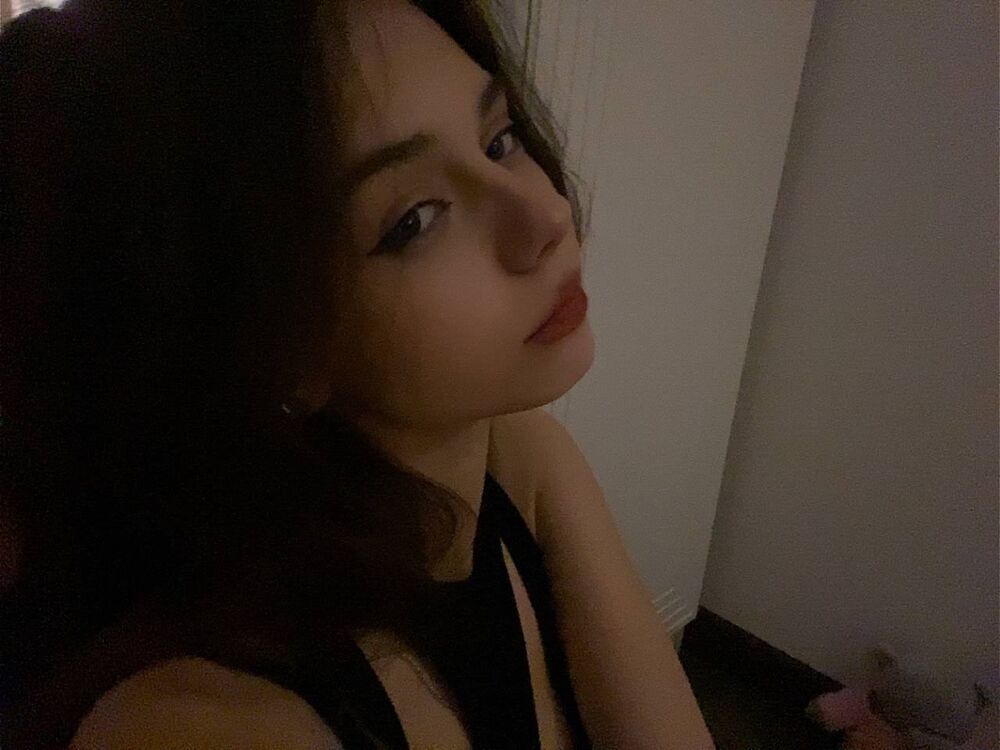  40431466  Anya, 22 ,    