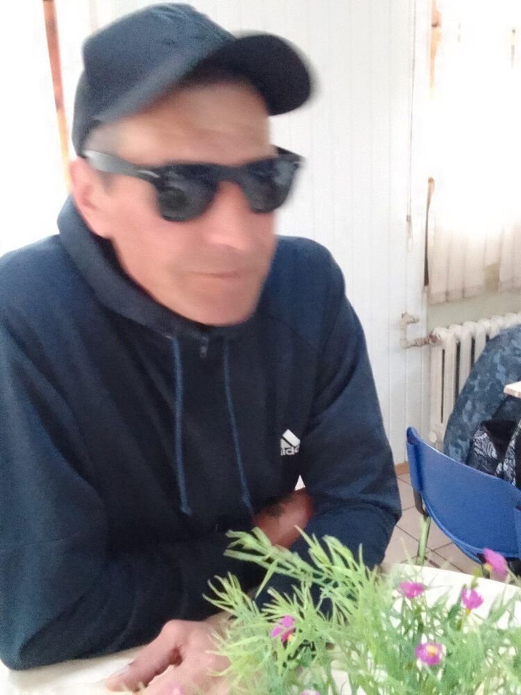  38065896  Viktor, 47 ,    