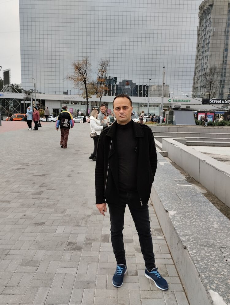  30768716  Sergiu, 42 ,    