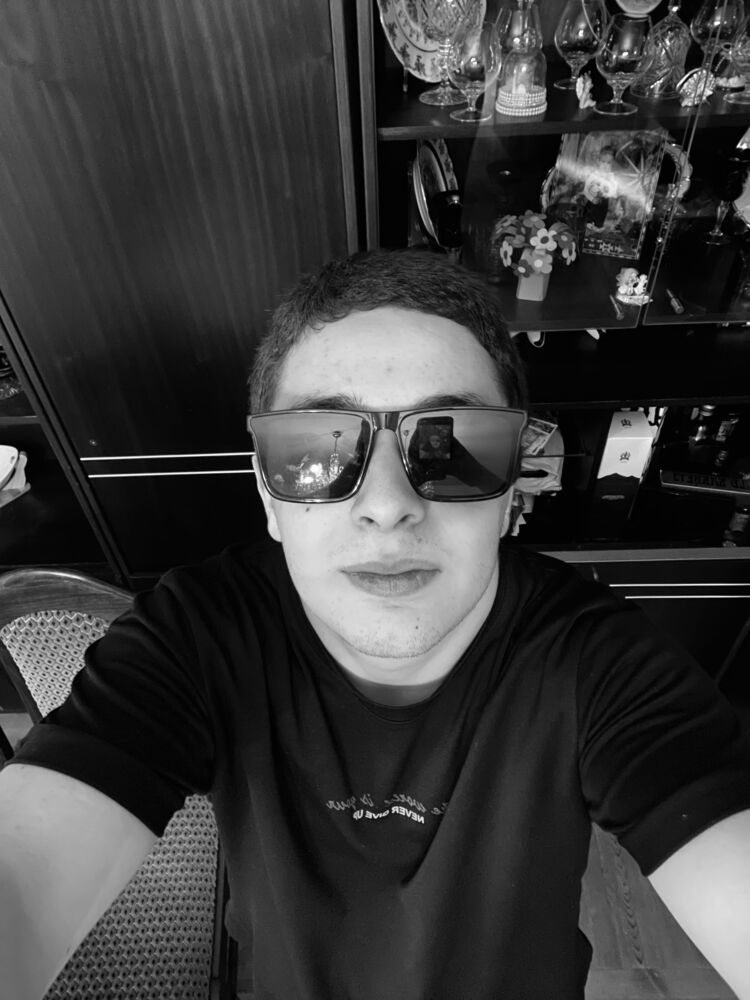  53293526  Tornike, 20 ,    