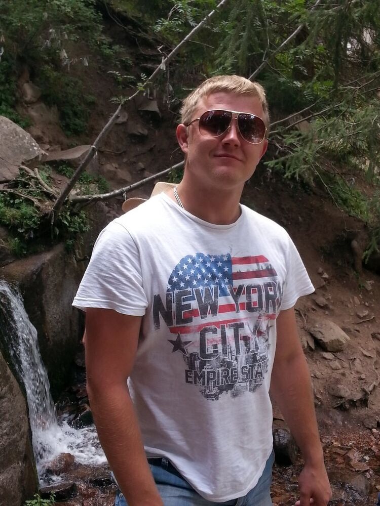  8703296  Aleksei, 35 ,    