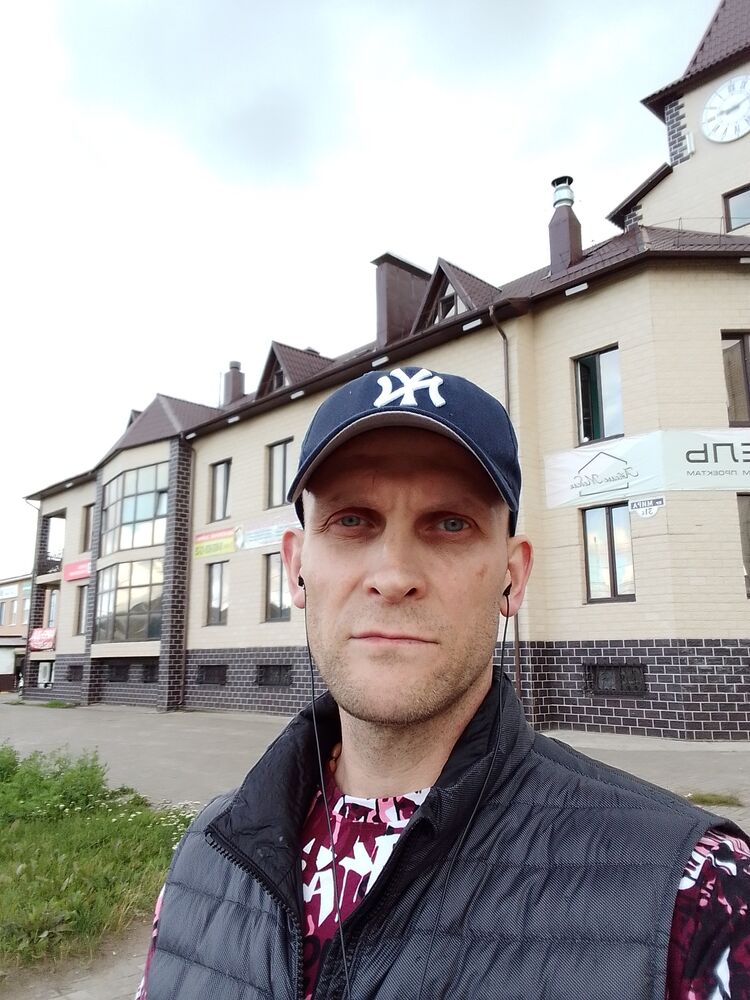  ,   Maxim, 44 ,   ,   , c 