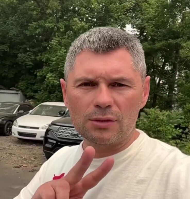  44379636  Viktor V, 44 ,    