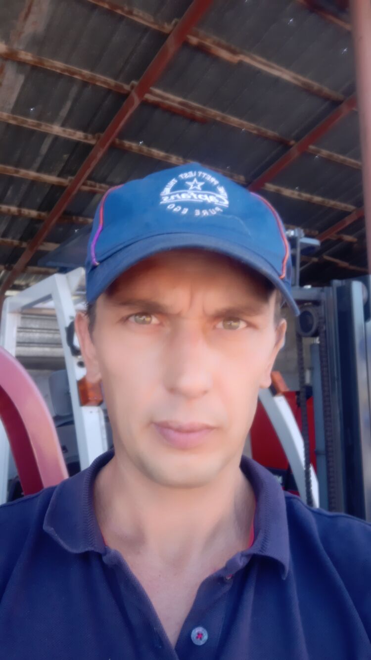  37645786  Sergei, 41 ,    