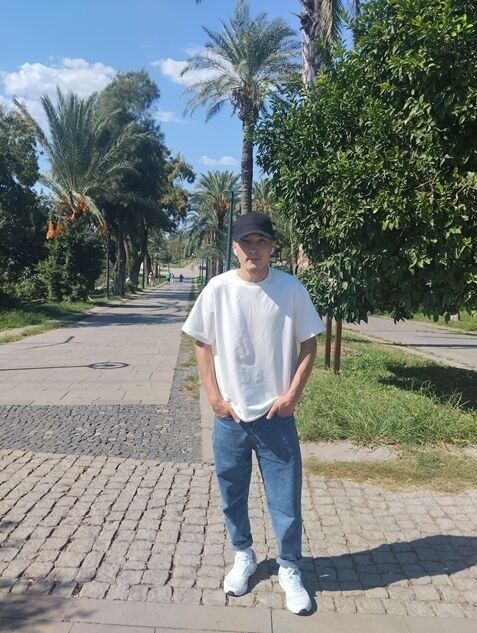 52324986  Erik, 27 ,    