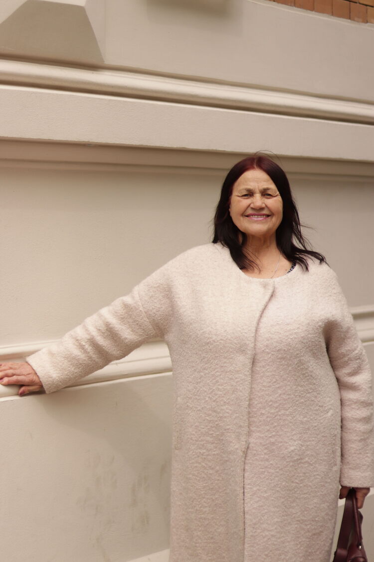  52555196  Nina, 74 ,    