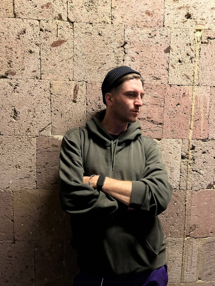  ,   John Lil, 32 ,   ,   , c 