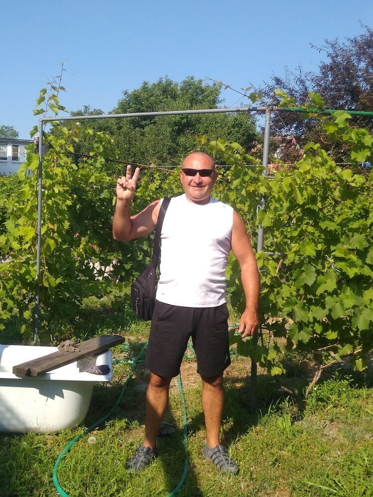  25427106  Eduard, 49 ,    