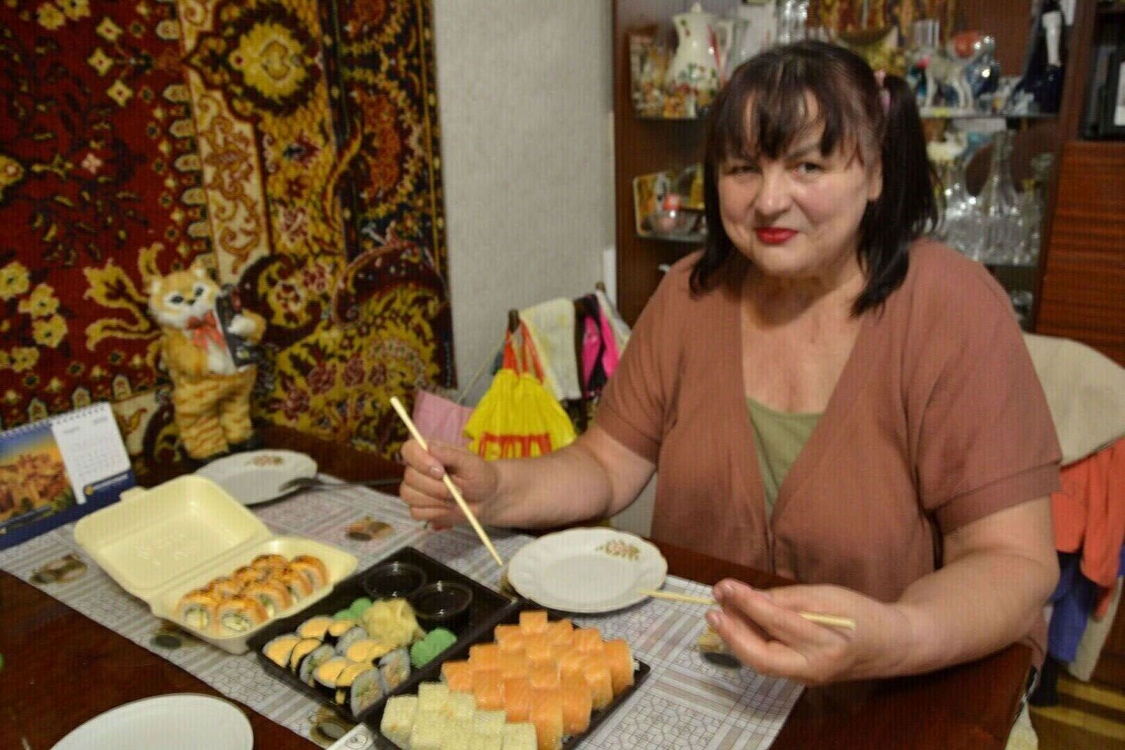  37900826  Larisa, 71 ,    