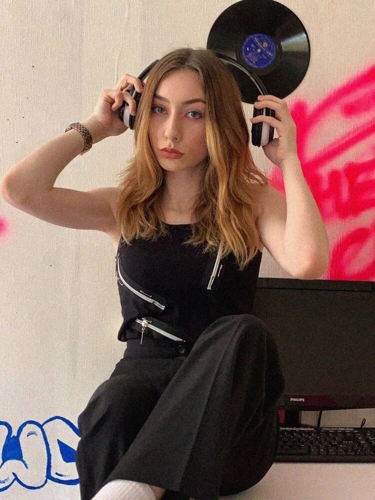  52131196  , 25 ,    -