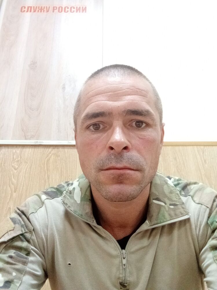  44227936  Viktor, 40 ,    