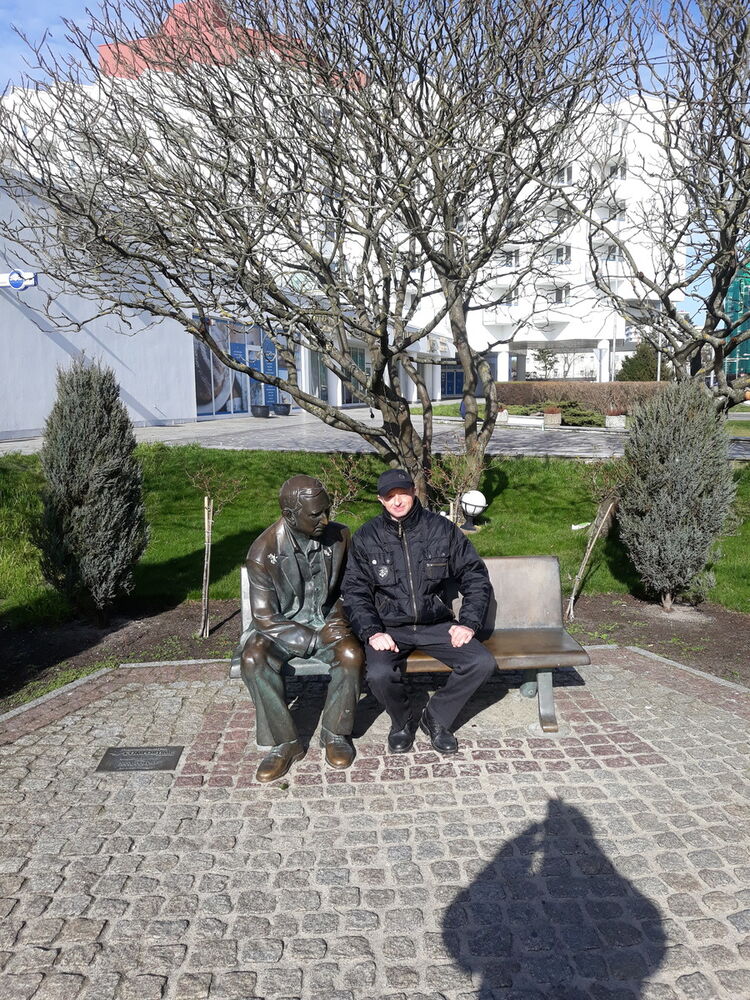  15811806  Yaroslav, 52 ,    