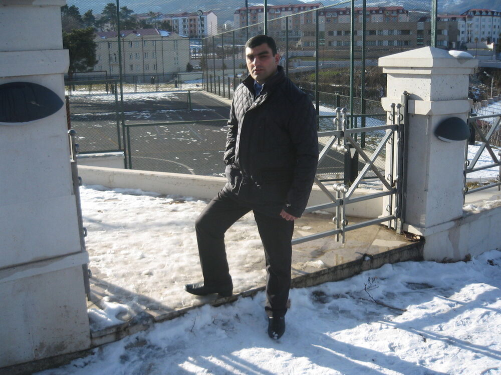  5808676  Artur, 44 ,    