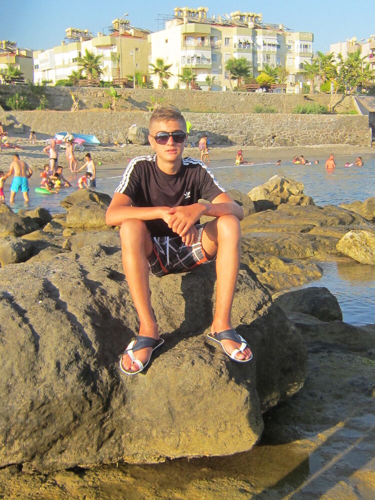  ,   Grisa, 28 ,   
