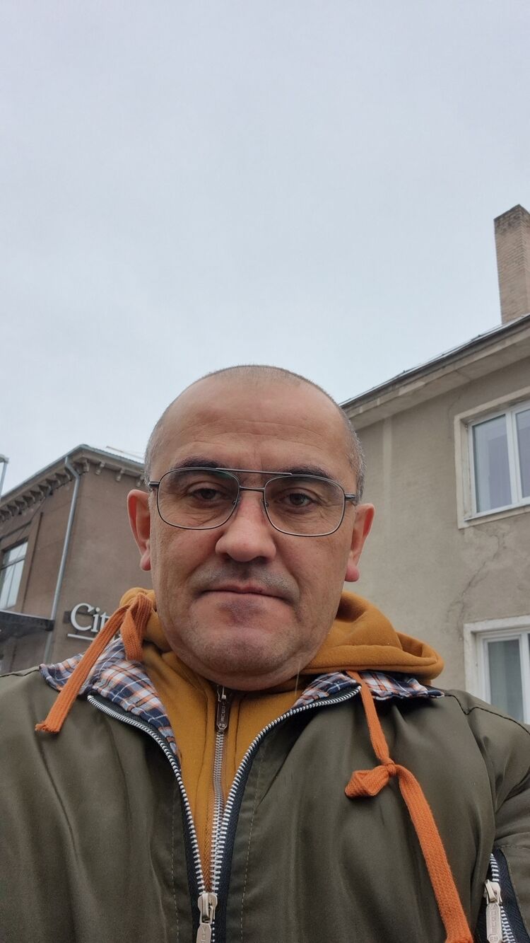  53990196  Mykhailo, 52 ,    