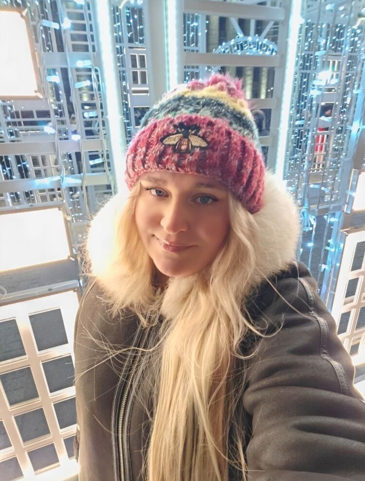  49019716  Elena, 42 ,    