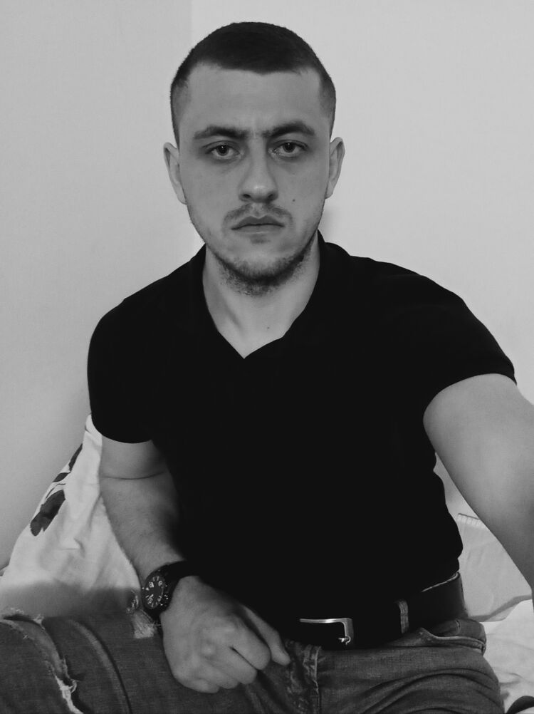  26157756  Ivan, 31 ,    