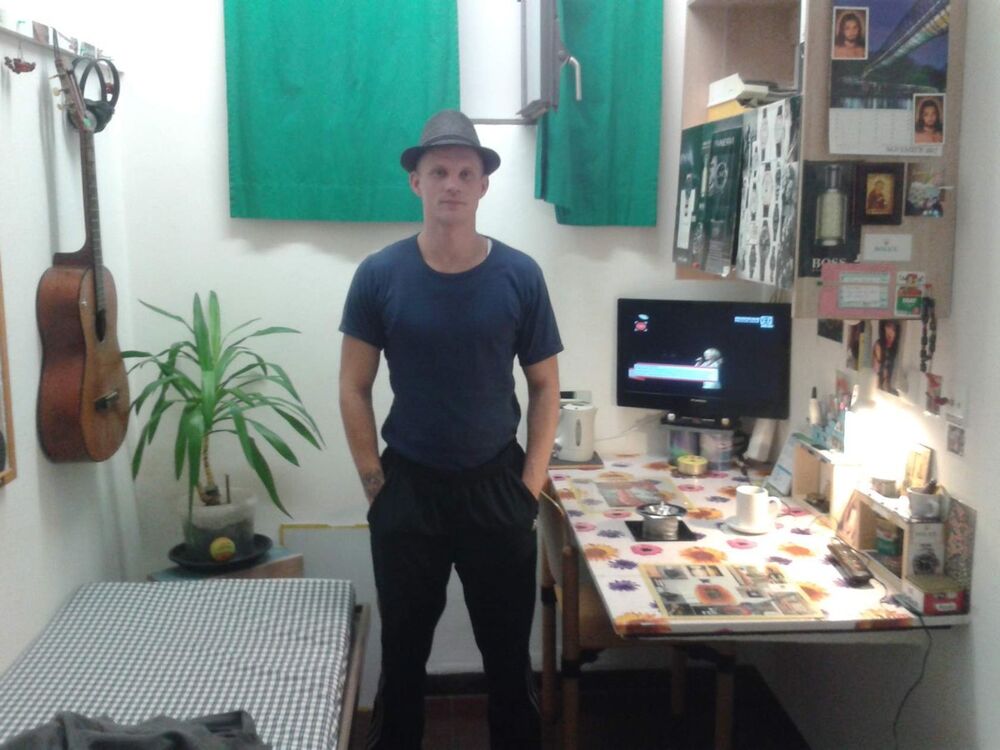  16283756  Andrej, 35 ,    