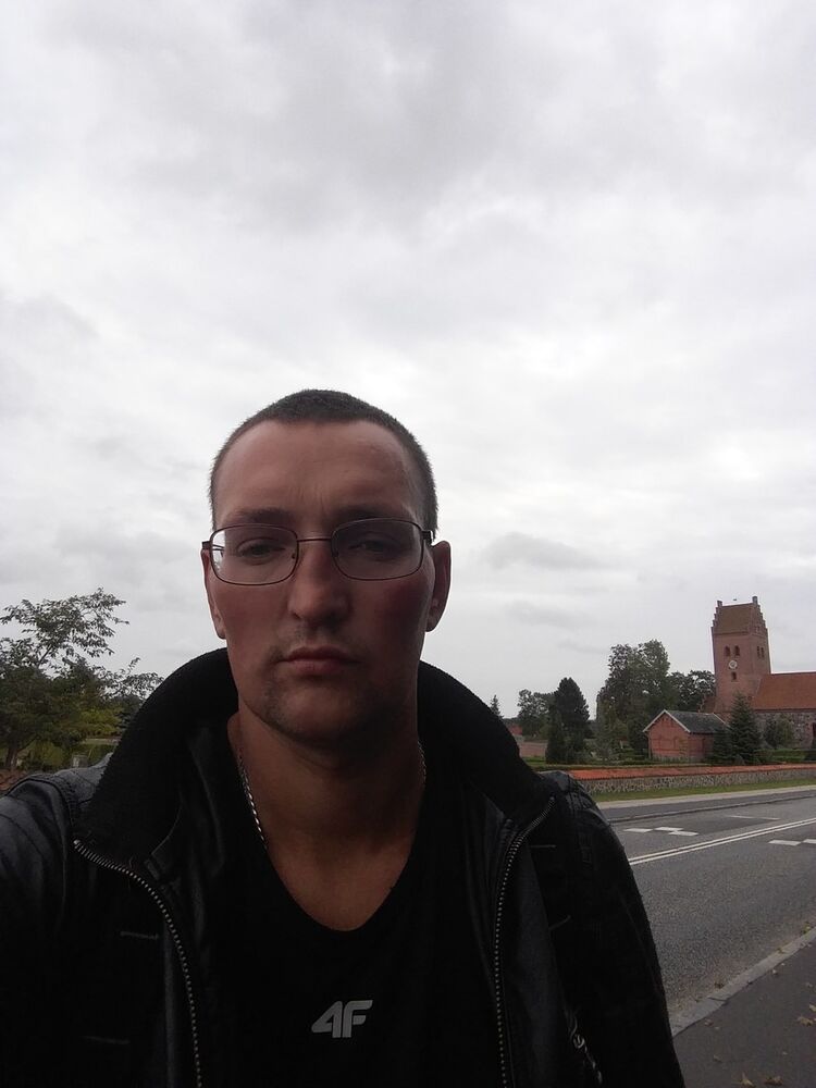  18302656  Andrej, 47 ,    