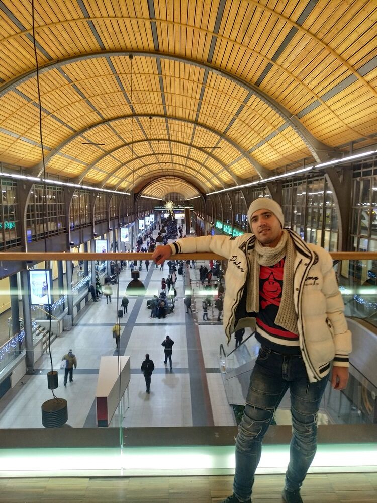  18827536  Denys, 37 ,    