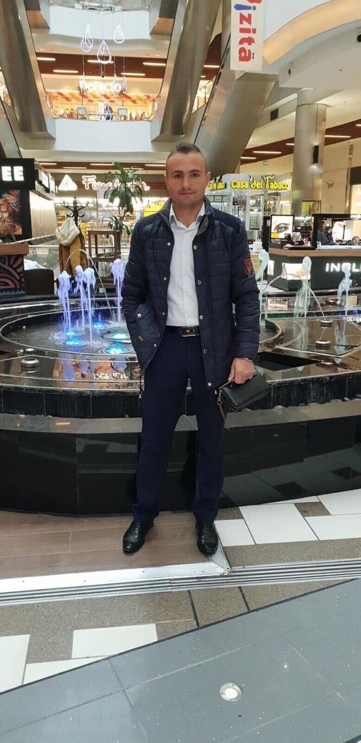 44076976  Vasile, 35 ,    
