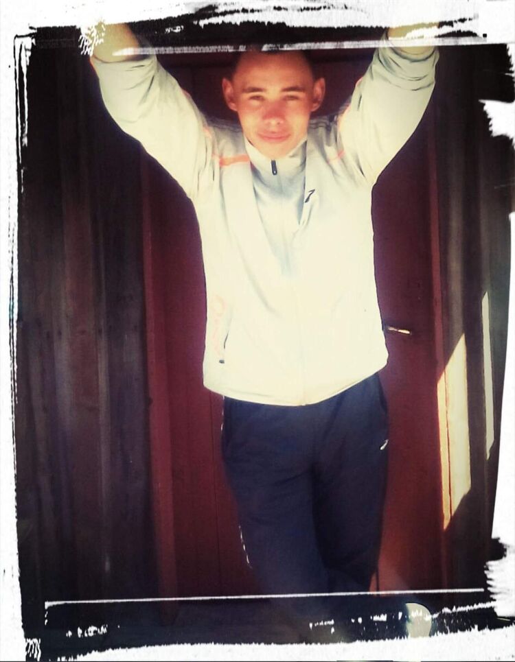  32726716  Denis, 28 ,    