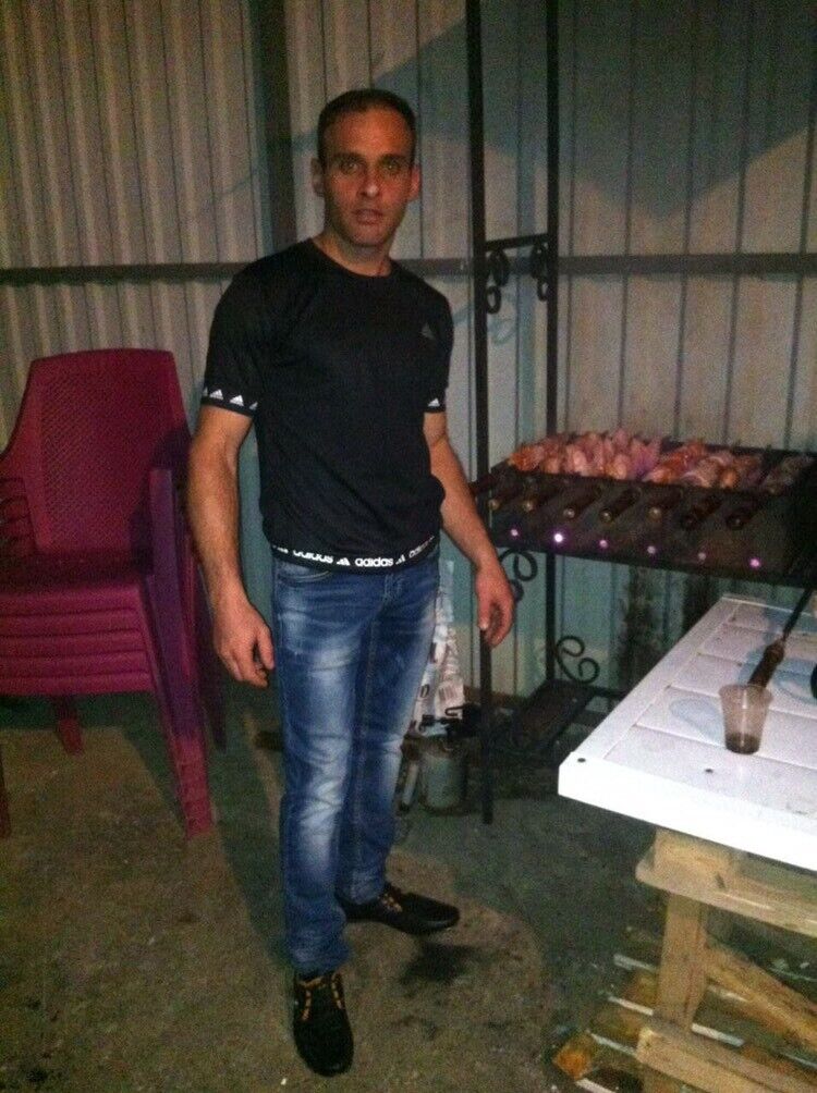  20105876  Garik, 43 ,    