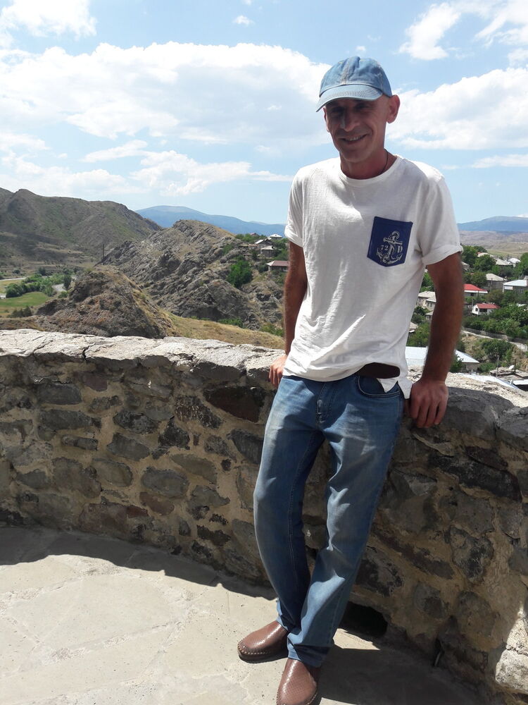  19403166  Elguja, 49 ,    