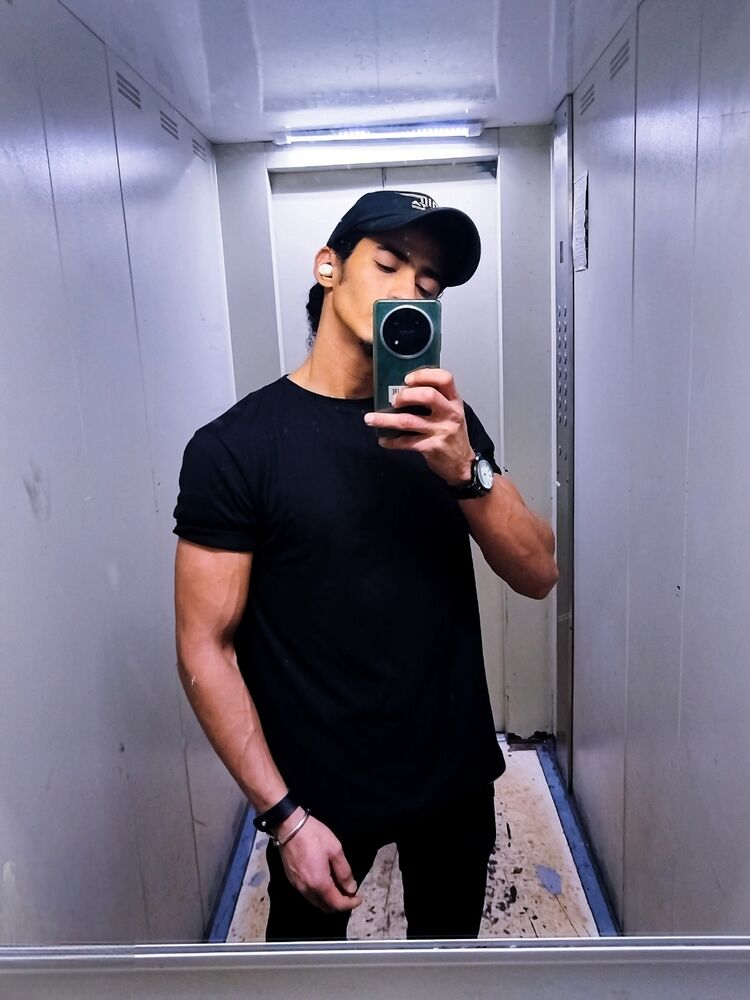  49745056  Omar, 22 ,     