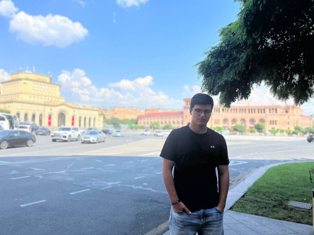  53722856  Razmik, 20 ,    