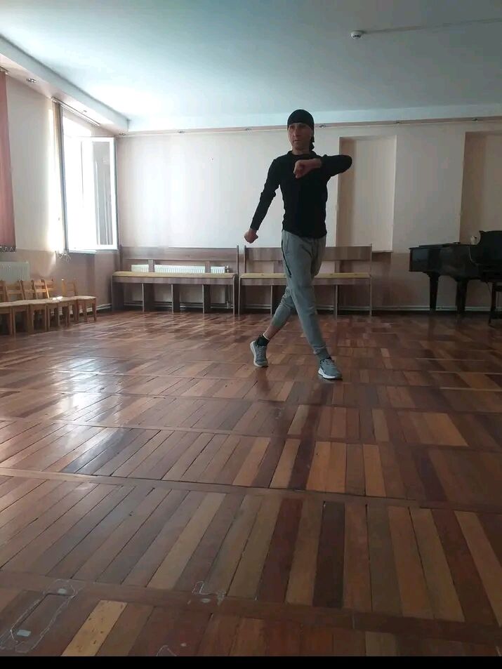  29866076  Zviad, 46 ,    