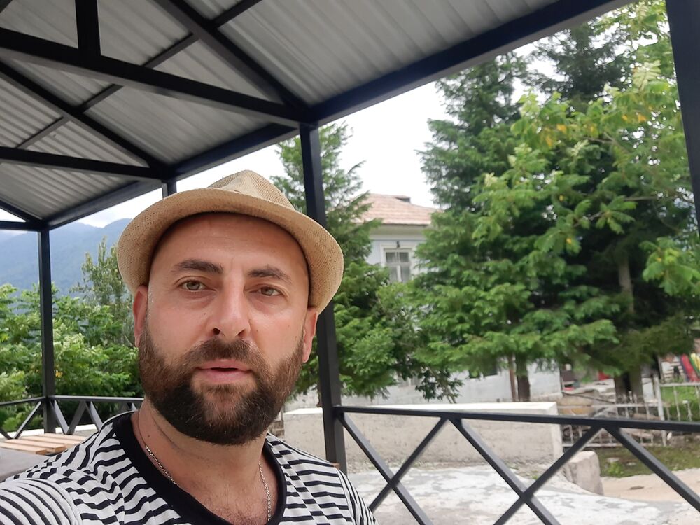  38685896  Davit, 39 ,    