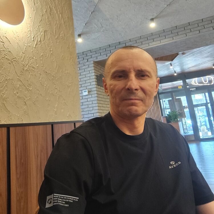  52450806  Eduard, 48 ,    