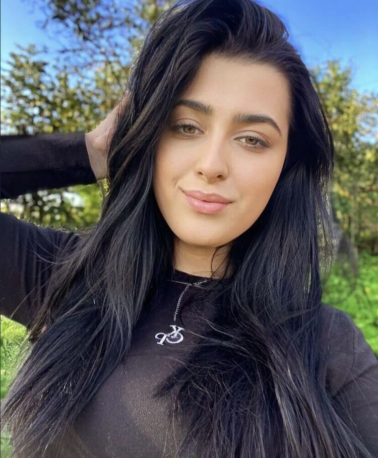 48046806  Adriana, 22 ,    -