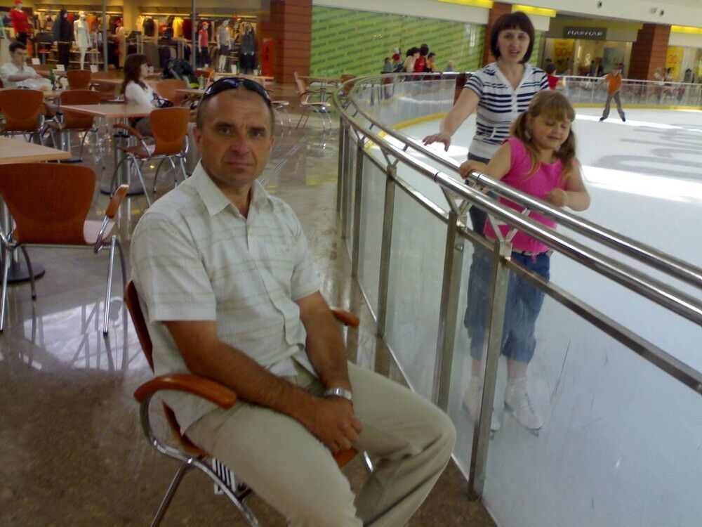  5403906  Roman, 57 ,    